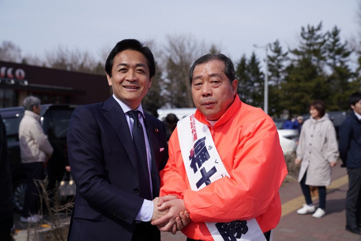 9期目を目指す福士候補への応援演説のあとしっかりと握手する玉木代表