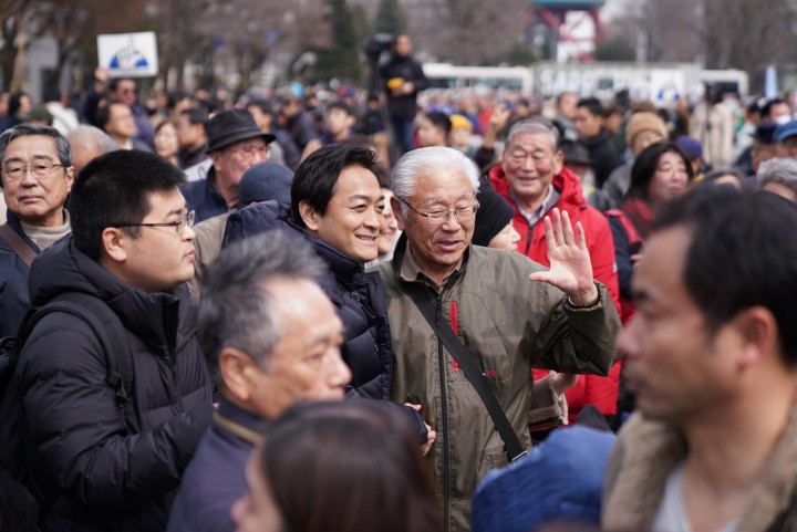 大集会に参加した皆さんに石川候補への支援を訴え、記念撮影の求めに応じる玉木代表