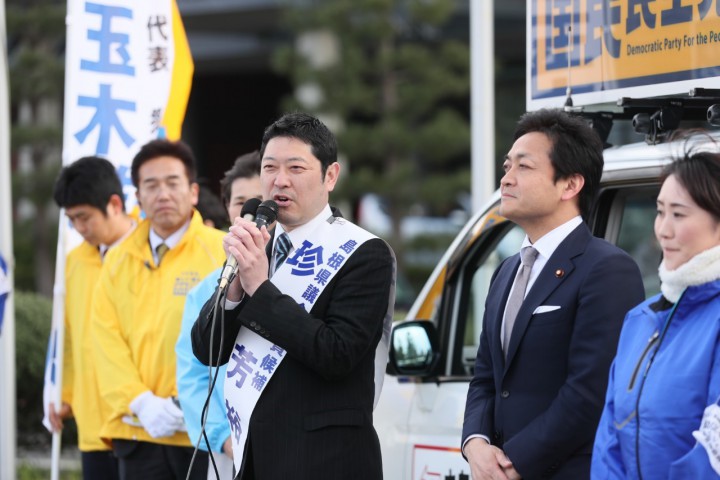 演説する珍部芳裕候補と玉木代表ら