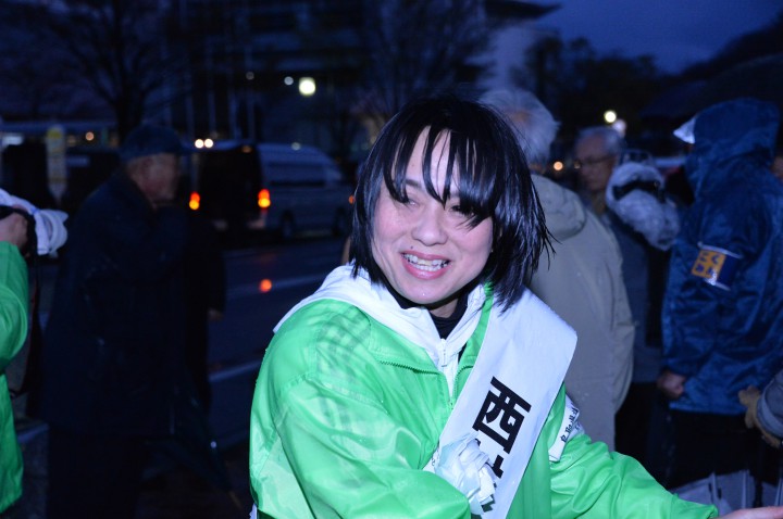 雨の中、支持を訴える西村弥子候補