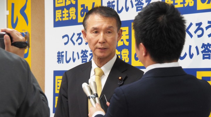 記者の質問に答える岸本周平選挙対策委員長