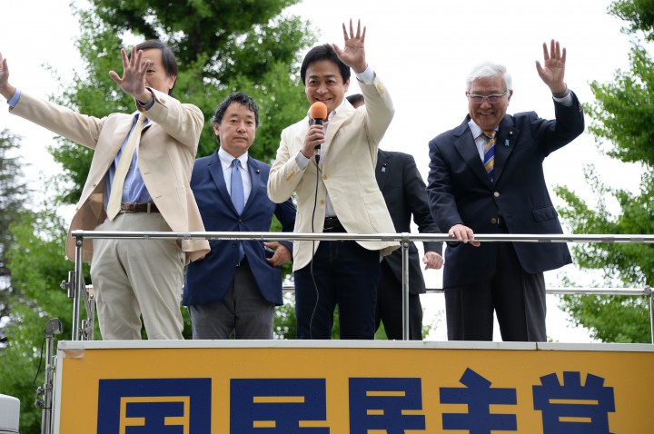 街頭演説する玉木代表、小林総務会長、川合党東京都連代表ら