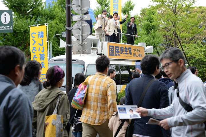 街宣車上右端は中村洋都議。メーデー中央大会に参加する参加者に向けて遊説