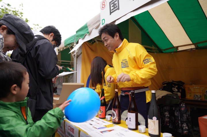 500円で福島のお酒6銘柄の利き酒を楽しむことができ党のSNSをフォローするとさらに1銘柄プラス。ブースにはたくさんの方に来ていただいた