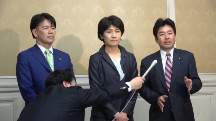 記者団に説明する山井国対委員長(右)と大西健介議員(左)