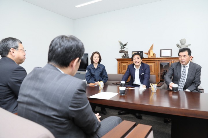 ＪＡ上川ビルを訪問　右が小野寺さん