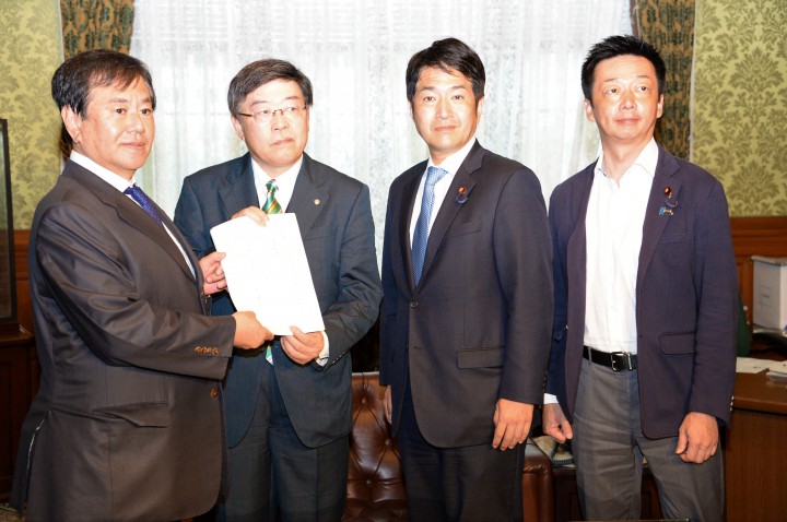 原口一博国対委員長、奥野総一郎議員、源馬謙太郎議員