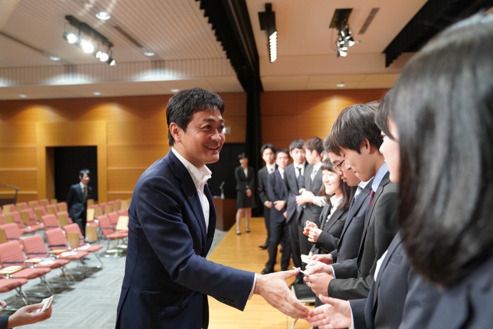 終了後に辞達会の学生と懇談