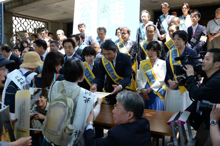 参院側で要請書を受け取る榛葉参院幹事長ら