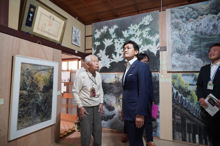 「災害復興記念墨彩画展」を見学。地元の墨彩画家 枝松國明氏から説明を受ける