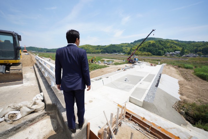 小田川決壊箇所の復旧作業状況を視察
