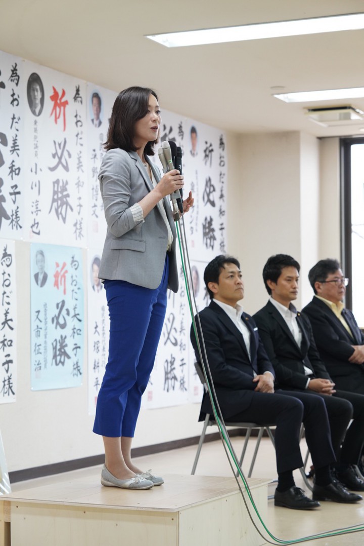 事務所開きであいさつする尾田さん