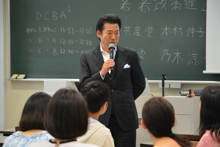 慶應義塾大学で行われたイベントで挨拶する乃木涼介支部長