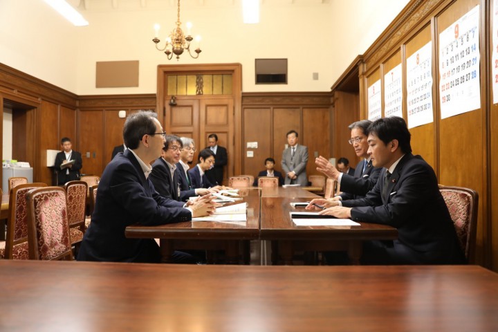 玉木代表、内堀雅雄福島県知事から「ふくしまの復興・創生に向けた提案・要望」受ける 党大会で国民民主党の解散を議決玉木代表、記者会見で政党分割の決定を報告両院議員総会、合併新党設立への取り組み報告、政党分割を承認第103回総務会 合併新党設立への取り組み、分党協議について報告…【代表会見】「経済を下支えしていくには消費税減税が必要だ」「ポスト安倍」について野党が対案を出す必要性高まる、玉木代表新型コロナウイルス「2類相当」見直しを評価 玉木代表会見【両院議員総会】新党結党に向け、綱領案、規約案、代表・党名選挙規… 旧・国民民主党 （2018年5月〜2020年9月）