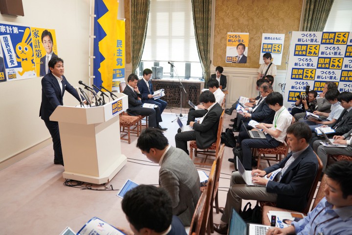 記者団に参院選挙政策を説明する玉木代表