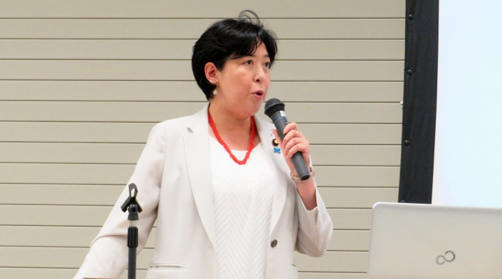 党を代表してあいさつする田名部匡代副代表