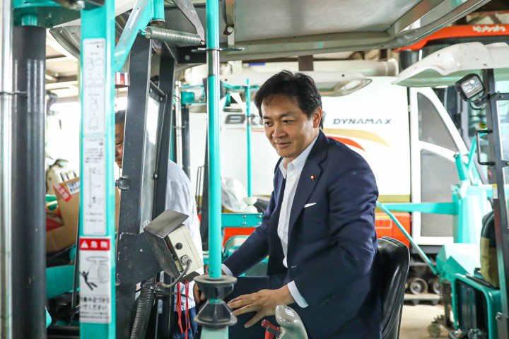 農業用機械を視察する玉木代表