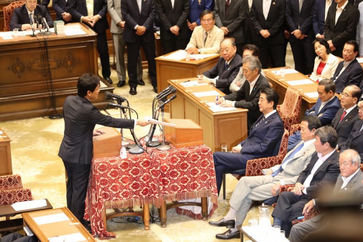 党首討論に臨む玉木雄一郎代表と安倍総理