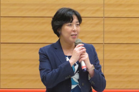 あいさつする田名部議員