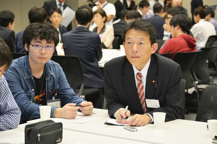 学生の意見を聞く近藤和也衆議院議員