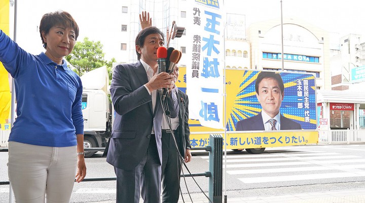 松山市駅前で街頭演説をする玉木雄一郎代表