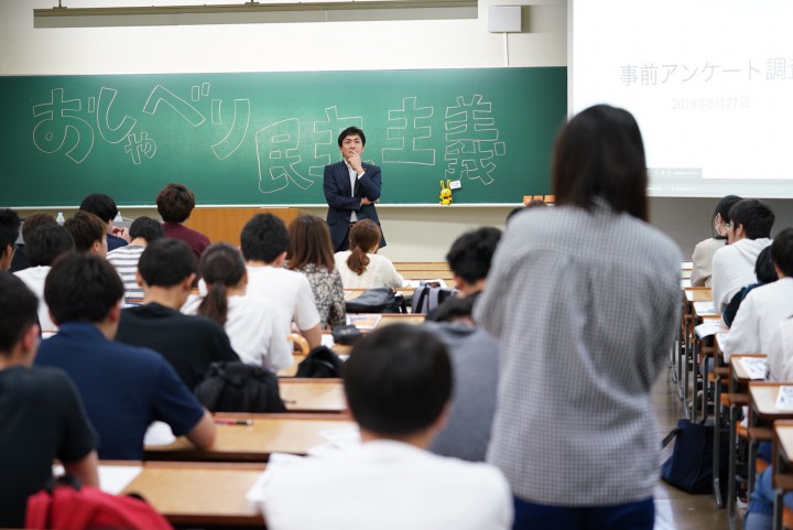 学生の意見を聞く玉木代表