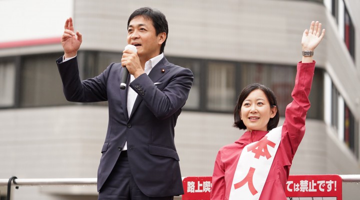 大宮駅前で街頭演説する玉木雄一郎代表と宍戸千絵埼玉県参議院選挙区第1総支部長