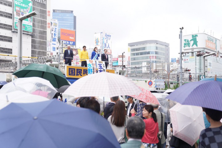 新宿駅東口前に集まった人々