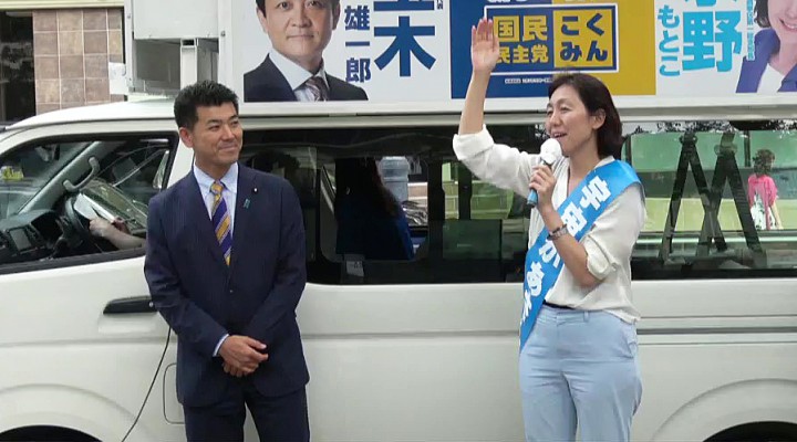 東京・港区内で街頭演説をする泉健太政調会長と水野素子総支部長