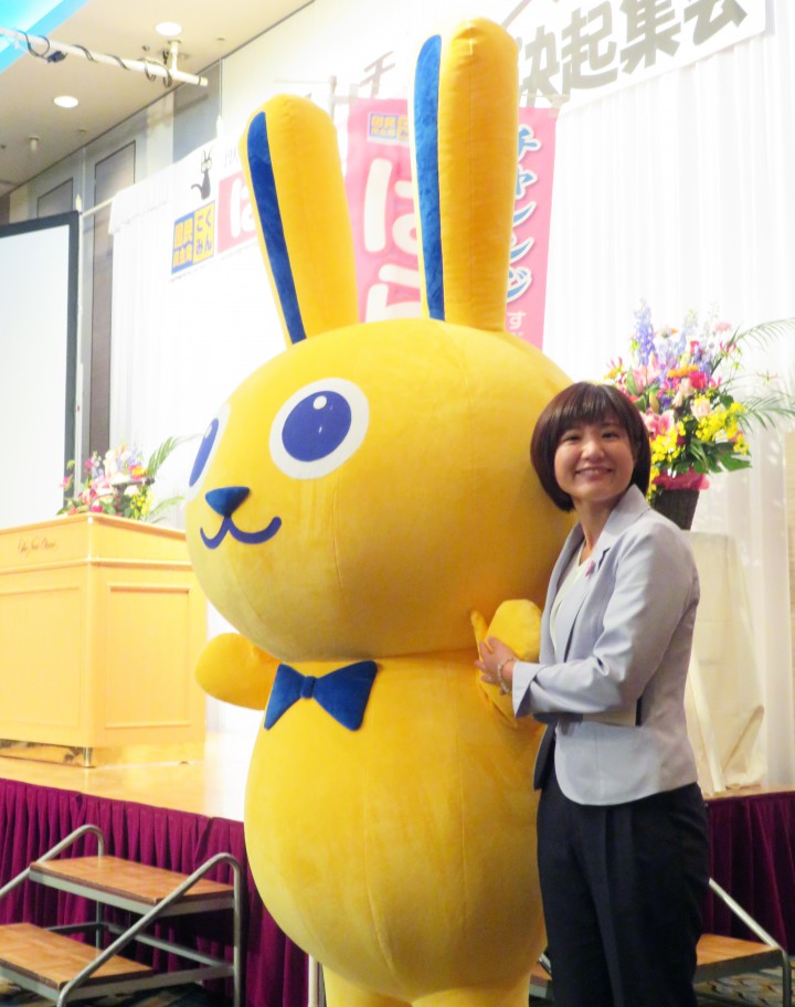 公認後の初仕事に臨む「こくみんうさぎ」と、はらやなみ北海道参議院選挙区第4総支部長