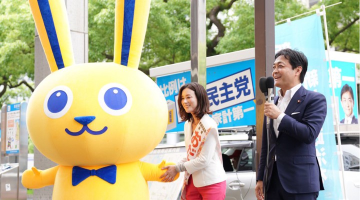 高松市内で街頭演説する玉木代表と尾田美和子候補