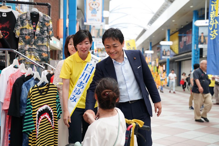 商店街で話を聴く玉木代表と白川候補