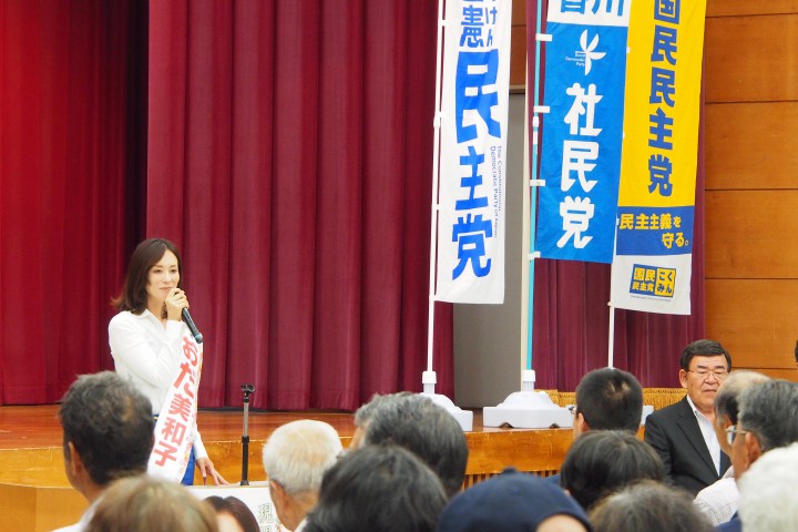 参加者に語りかける尾田美和子候補