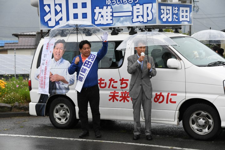 羽田候補への支援を呼びかける岸本選対委員長(右)