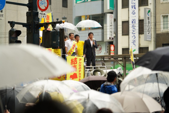 広島市内で遊説する森本候補と玉木代表