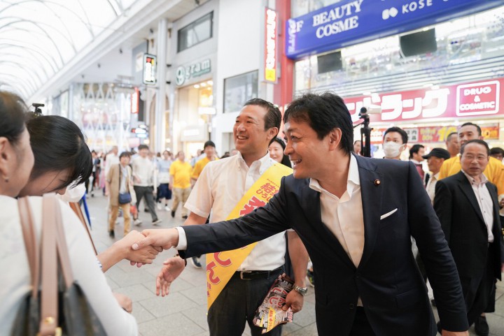 広島市内で練り歩きしながら支持を訴える玉木代表と森本候補