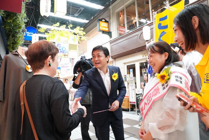 商店街を練り歩き