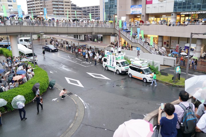 草津駅東口前に集まった聴衆