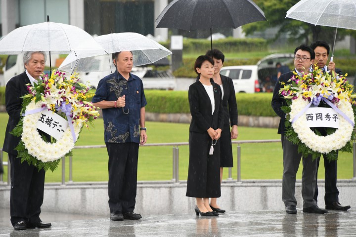 原爆死没者慰霊碑の前で西岡議員と玉城沖縄県知事