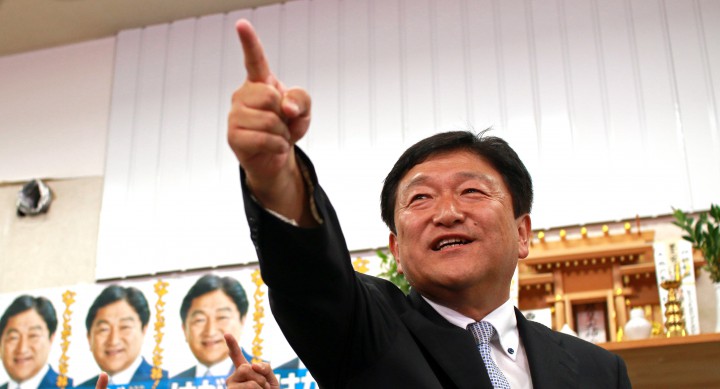「ズームイン!」を3唱して支援者らと喜びを分かち合う芳賀候補