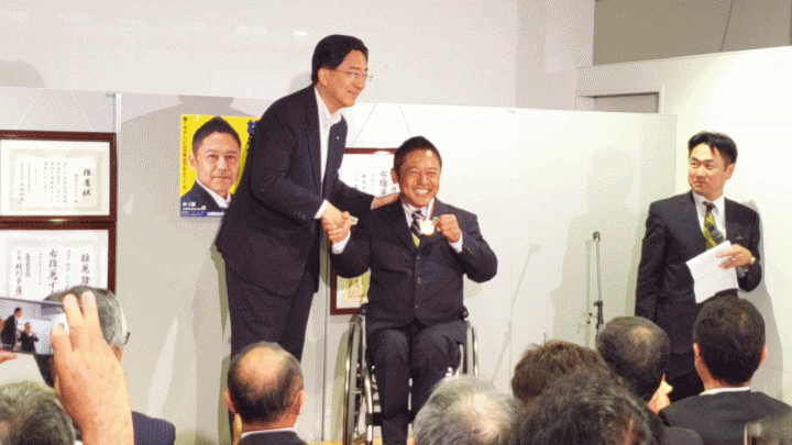 達増岩手県知事から即席の金メダルが授与された