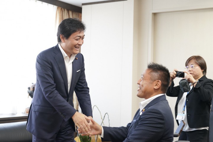 入党する横澤高徳議員を迎えがっちり握手する玉木代表