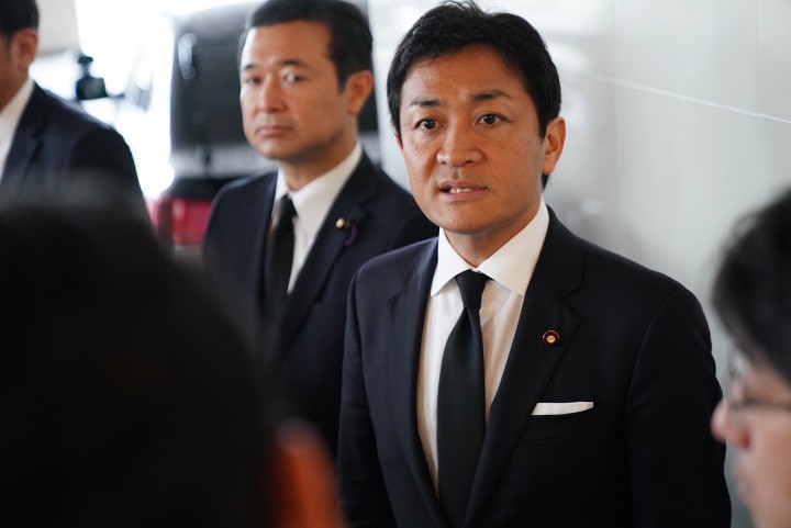 記者団の質問に答える玉木代表(後ろは森本真治参院議員)