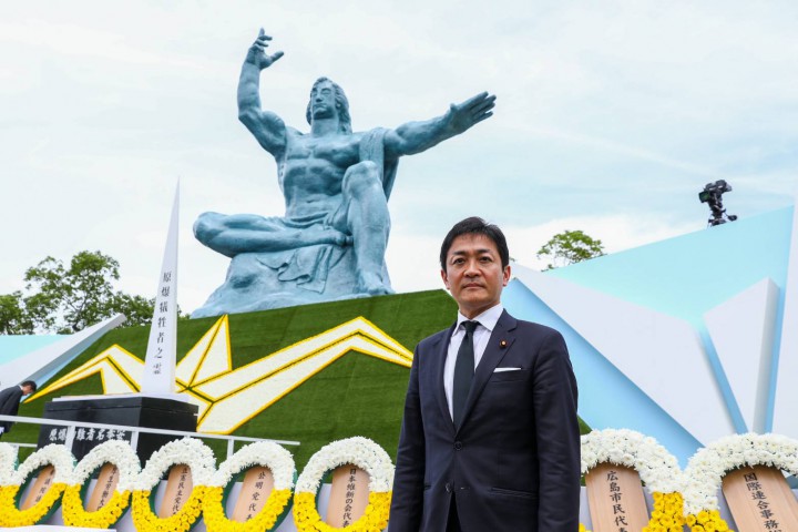 平和祈念像の前で玉木代表