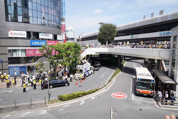 大宮駅前のデッキからは多くの皆さんから大野候補へに応援の声が響いた