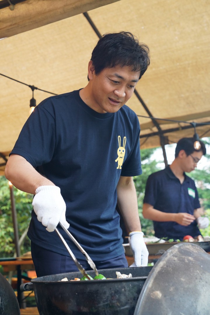 自らお肉を焼いて・・・シェアする