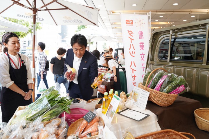 札幌駅前に出店している農業女子ＰＪで品物を選ぶ玉木代表