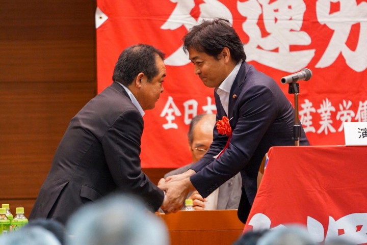 交運労協の住野議長と握手を交わす玉木雄一郎代表