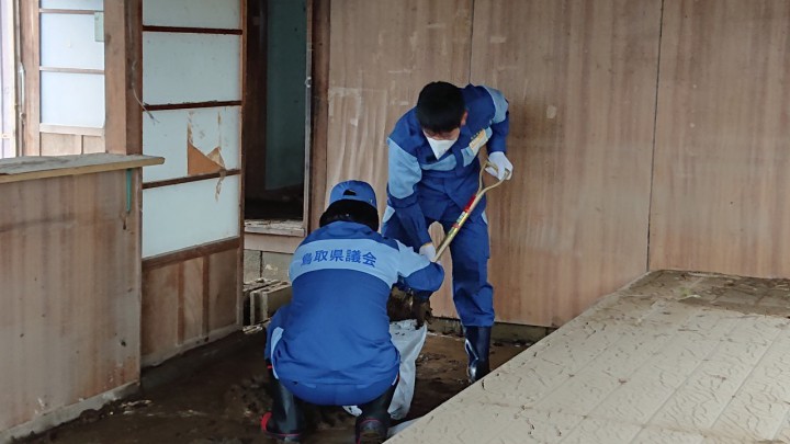 連携して泥かき作業に取り組む坂野経三郎・西村弥子両鳥取県議会議員
