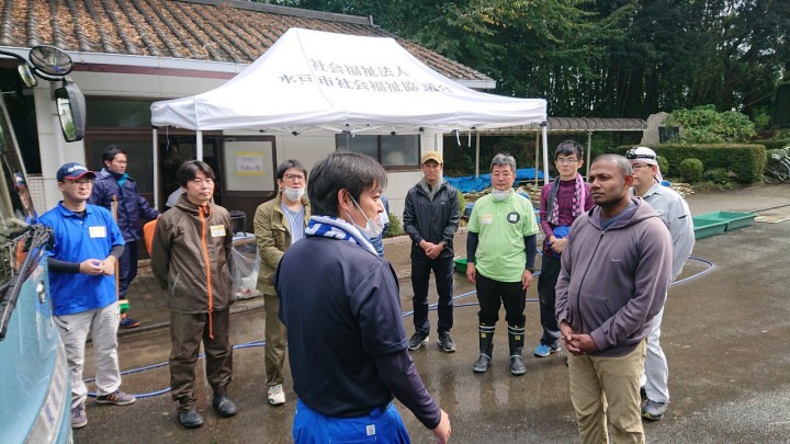 二川茨城県議会議員からの話を聞く参加者